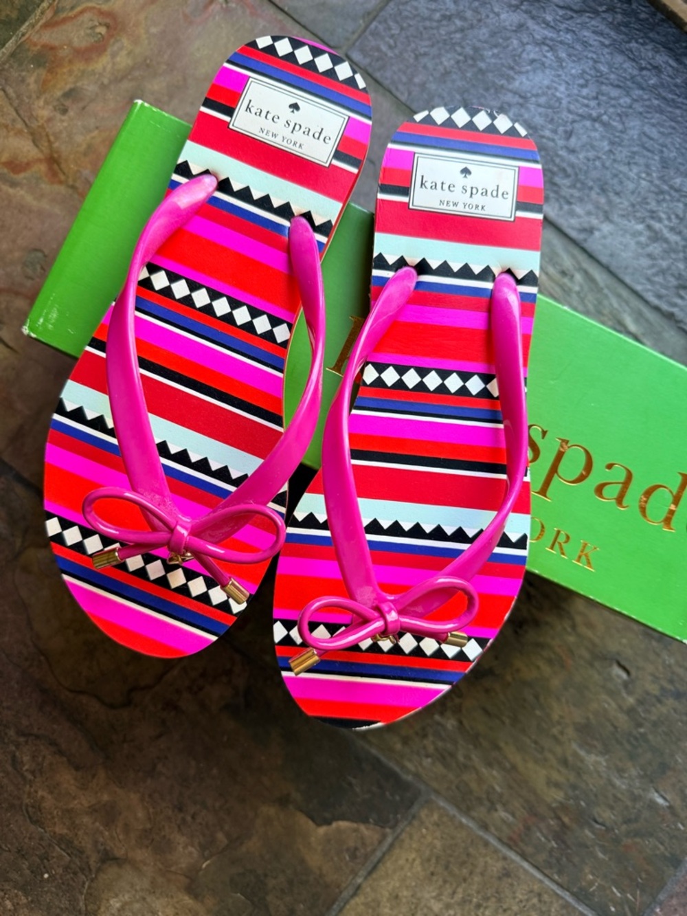 kate spade striped bow flip flops in vibrant pink NWT SZ. 7